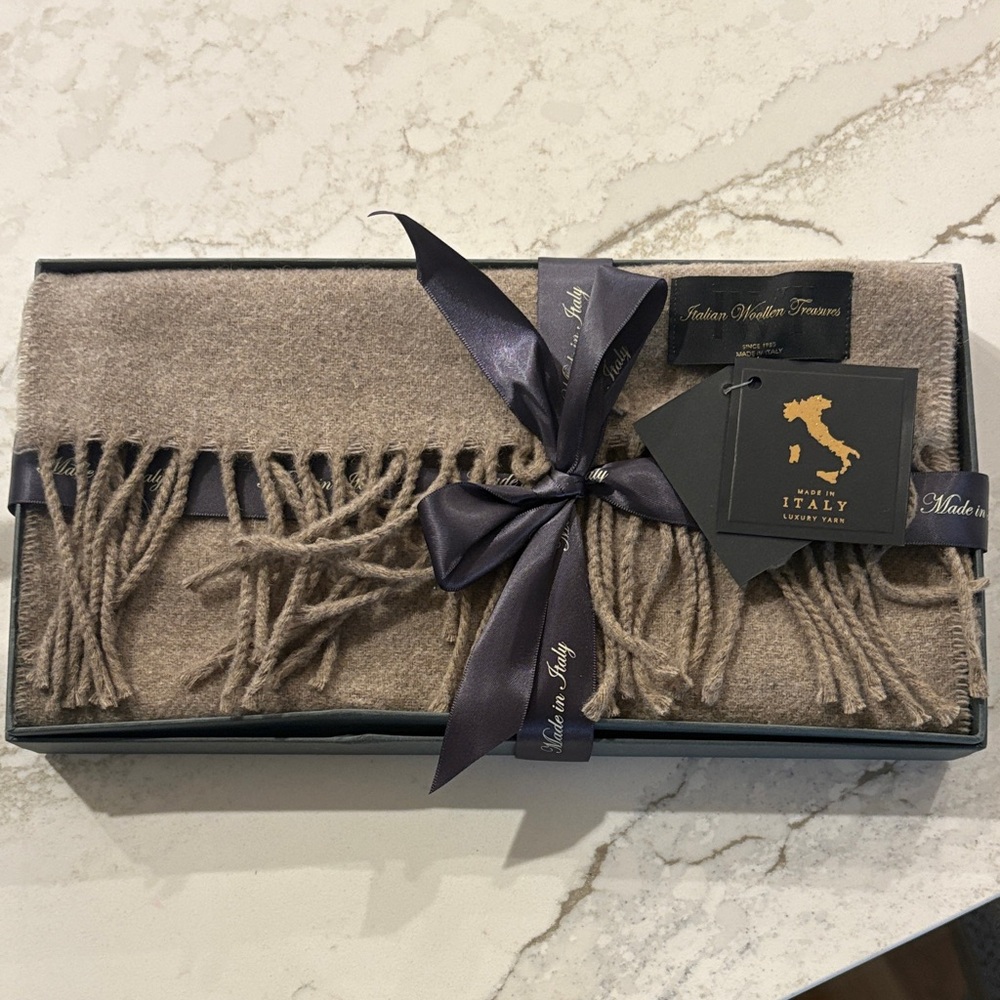 NIB ITALIAN Woollen Treasure Luxury 100% Wool Scarf w/Fringes
Beige 30 X 180 cm